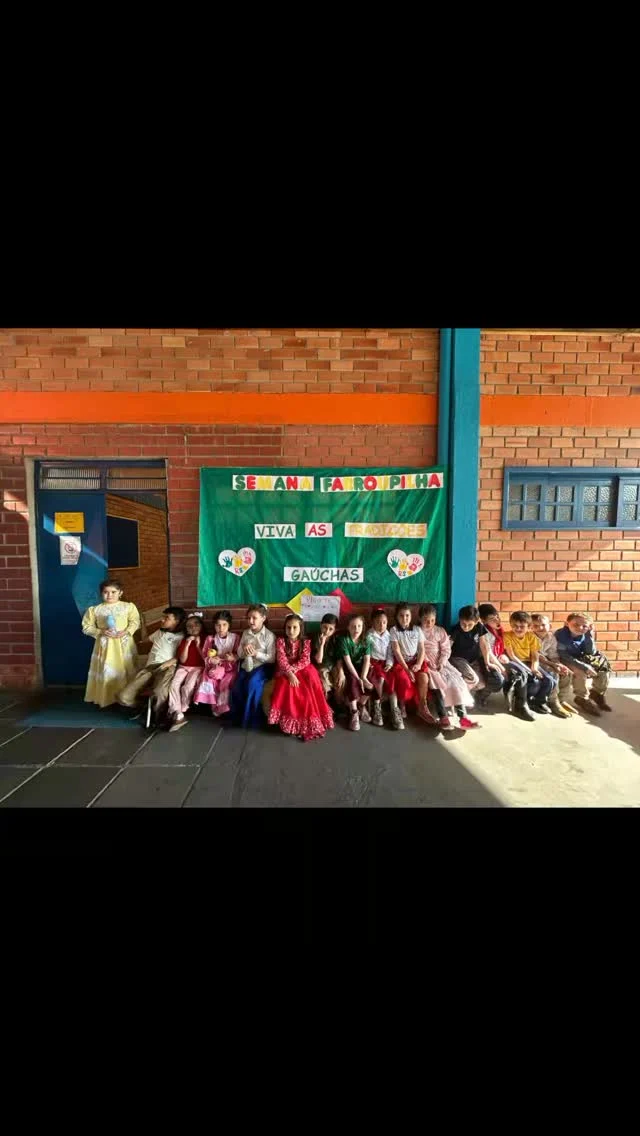 Semana Farroupilha - Um pouquinho do que rolou aqui no Colégio Romano Senhor Bom Jesus...- Piquete da Educação Infantil;- Mateada;- Gaúchos e Prendas do nosso Rincão;- Churrasquinho e- Música  e danças típicas.Eu sol do SulEu sou Romano Eu sou do Bom Jesus