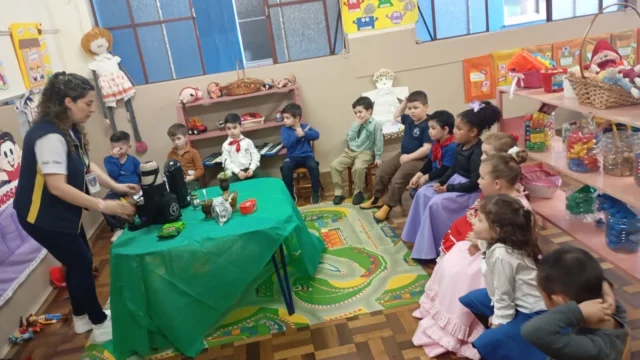 "É O MEU RIO GRANDE DO SUL...CÉU, SOL, SUL, TERRA E COR...ONDE TUDO QUE SE PLANTA CRESCE,O QUE MAIS FLORESCE É O AMOR!❣A turma do Nível A fez uma linda mateada em homenagem ao nosso estado.@rede.romano #ummundodepossibilidades