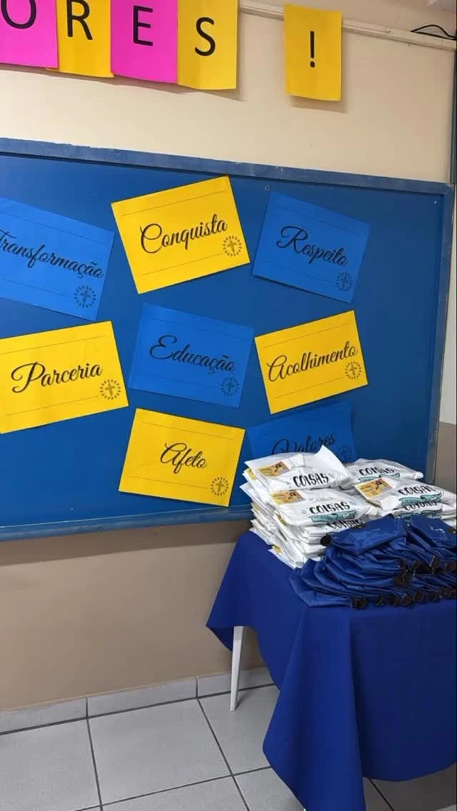 Homenagem aos Professores - 07/10Hoje celebramos aqueles que, com educação, respeito e valores, constroem todos os dias os alicerces de uma sociedade mais humana e consciente.Com conhecimento, compromisso e transformação, os professores inspiram, orientam e despertam o melhor em cada estudante.Com parceria, acolhimento e afeto, fazem da escola um espaço de crescimento, confiança e conquista.Que este dia seja repleto de reconhecimento e alegria, refletindo o valor imenso de cada gesto, palavra e ensinamento.Com gratidão e admiração, Equipe CRSBJ #souromano#soucrsbj @rede.romano
