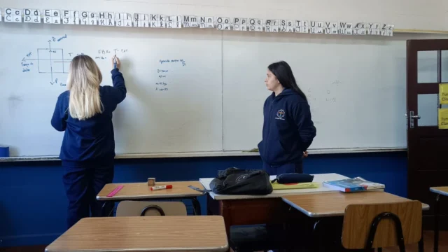 Os alunos da turma 211, neste segundo semestre, realizaram trabalhos de montagem e cálculos de sistemas de força utilizando as Leis de Newton sobre a orientação da professora Milene R. Bueno.