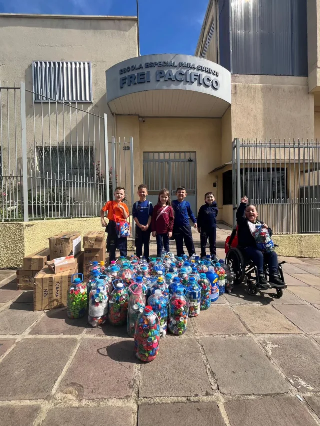 Dentro do projeto O Som das Mãos, a Turma do NB mostrou que pequenas ações podem gerar grandes transformações! 💚Hoje foi dia de viver um momento muito especial: a entrega das tampinhas arrecadadas, um gesto de empatia, sustentabilidade e aprendizado coletivo. 🌍🤝#DomEdmundoLuísKunz
