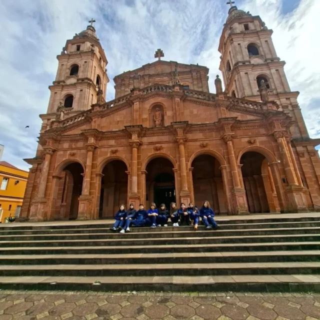 📚✨ Saída Pedagógica Turma 151 | Missões Jesuíticas – Patrimônio Histórico da Humanidade 🌍Nesta semana, a turma 151 viveu uma experiência inesquecível mergulhando na história, cultura e espiritualidade das Missões Jesuíticas, reconhecidas como Patrimônio Mundial pela UNESCO. 🙌📍 SANTO ÂNGELOExploramos a rica história da cidade missioneira com visitas marcantes à:🏛️ Catedral Angelopolitana🌳 Praça Pinheiro Machado🏺 Museu Municipal Dr. José Olavo Machado📍 SÃO MIGUEL DAS MISSÕESUm verdadeiro mergulho no passado com:🧩 Gincana Missioneira🎭 Espetáculo "Som e Luz" nas Ruínas Jesuíticas🏛️ Museu das Missões (Sítio Arqueológico)💧 Fonte GuaraniCada parada foi uma aula viva de história, arte e identidade cultural! 🇧🇷#rederomano #romanosaopaulo#MissõesJesuíticas #Turma151 #SaídaPedagógica #HistóriaViva #EducaçãoTransformadora #PatrimônioMundial #SantoÂngelo #SãoMiguelDasMissões #CulturaGaúcha #ViagemPedagógica