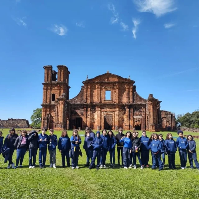 Estudantes do 5º ano viveram uma inesquecível imersão explorando o legado das Missões!Durante nossa saída de estudos, mergulhamos na história visitando São Miguel das Missões e Santo Ângelo. Conhecemos de perto a imponente Redução de São Miguel Arcanjo, o Museu das Missões, a belíssima Catedral Angelopolitana e a tradicional Fonte Missioneira. Para tornar a experiência ainda mais especial, participaram da Gincana Missioneira, unindo aprendizado, cultura e muita diversão! 📚🎉#VemSerRomano#vemserromanosantamarta Vem!! 🧡💙