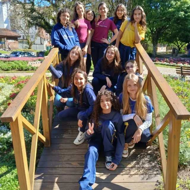 📚✨ Saída Pedagógica – Serra Gaúcha ✨📚Um dia de aprendizado, cultura e diversão com a turma do 6° ano! 🌲🏞️🚶‍♀️ Nova Petrópolis: exploramos o encantador Labirinto Verde e conhecemos a história na Aldeia do Imigrante.🌸 Gramado: uma parada especial na charmosa Praça das Etnias, onde a cultura ganha vida.🕊️ Canela: mergulhamos na história e mistérios do Museu Egípcio.Momentos inesquecíveis, muitas descobertas e um aprendizado que vai muito além da sala de aula! 💚#SaídaPedagógica #SerraGaúcha #Aprendizado #NovaPetrópolis #Gramado #Canela #Educação #Cultura #TurismoPedagógico #ViagemDeEstudos