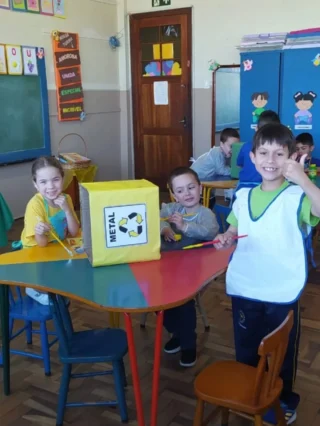 Com base no nosso Projeto Literário: Vamos Recolher, os alunos do Nível B confeccionaram caixas para a coleta seletiva e aprenderam a separar  o lixo, ajudando no descarte correto!@rede.romano #ummundodepossibilidadess