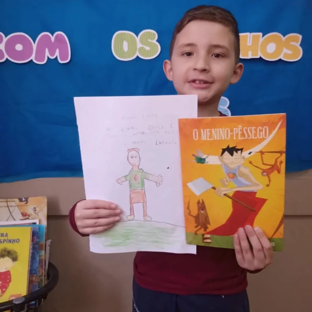 O livro O Menino Pêssego conta a história de um menino muito especial, que nasceu dentro de um pêssego gigante! Com imaginação e coragem, ele vive aventuras incríveis e faz descobertas cheias de encanto. Inspirados por essa história, os alunos da turma 122  criaram novos personagens, mostrando como a criatividade pode transformar qualquer história em algo único e mágico!#omeninopessego#rederomano #romanosãopaulo