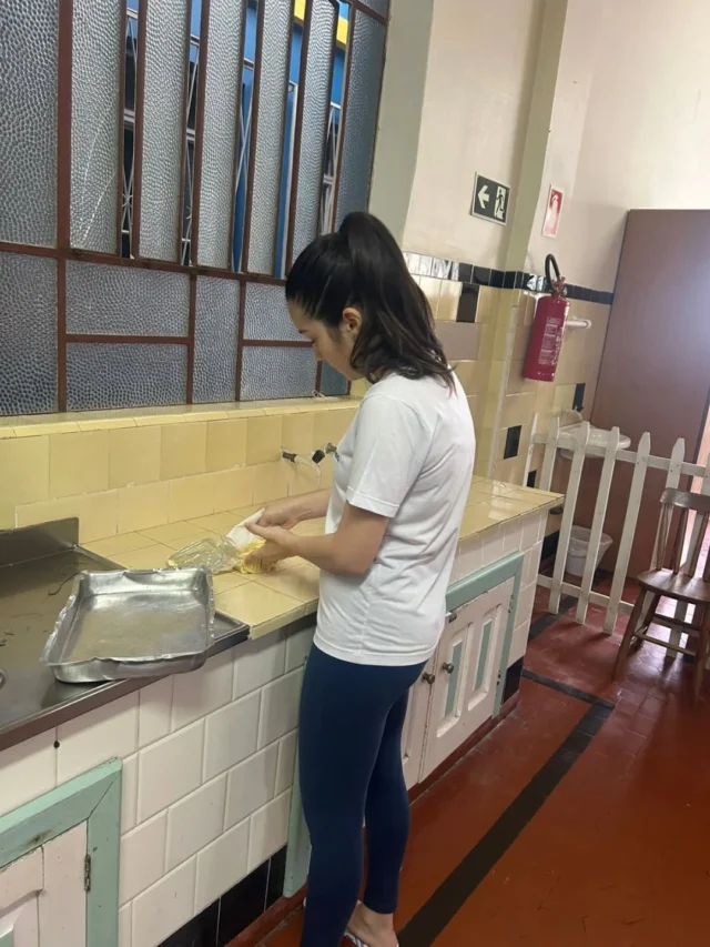 Na manhã de hoje, no Itinerário Investimentos Sustentáveis - Ciência e Alimentação, nossos alunos iniciaram a tão esperada produção das bolachas de Natal. Entre risadas, troca de aprendizados e muita criatividade, eles colocaram a mão na massa — literalmente — explorando técnicas culinárias, princípios científicos e o espírito colaborativo que essa atividade proporciona. A cozinha se encheu de aromas, cores e entusiasmo, transformando o momento em uma experiência rica, afetiva e cheia de significado. Este é o verdadeiro sabor da aprendizagem!@rede.romano #ummundodepossibilidadess