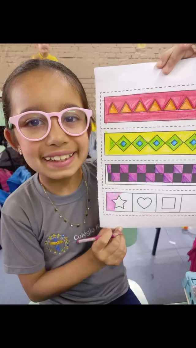 A professora Jacqueline da turma 131 desenvolveu com a turma um momento especial de reflexão e aprendizado sobre o Dia da Consciência Negra. A atividade iniciou com a exibição de vídeos educativos, que apresentaram a história, a cultura e a contribuição do povo negro na formação do nosso país.A partir dos vídeos, promoveu-se um diálogo aberto, no qual os estudantes puderam compartilhar percepções, fazer perguntas e ampliar sua compreensão sobre respeito, diversidade e igualdade racial.Para finalizar, a turma participou da confecção de um bracelete, simbolizando a valorização da identidade, da cultura e da representatividade negra.A proposta integrou conhecimento, sensibilidade e criatividade, fortalecendo o compromisso com uma educação antirracista.#soucrsbj #souromano  #vemserromano