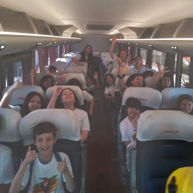 🎓✨ Formatura PROERD 2025 ✨🎓Hoje foi dia de celebrar mais uma etapa importante na vida dos nossos alunos! 💛🐯A participação deles na formatura do PROERD foi emocionante e cheia de significado. Ao longo do programa, cada estudante aprendeu sobre escolhas conscientes, respeito, cidadania e a importância de dizer não às drogas e à violência.Ver nossos alunos, compartilhando aprendizados e reforçando o compromisso com um futuro mais seguro e responsável encheu nosso coração de orgulho! 🌟💪Parabéns a todos os formandos! Que cada lição do PROERD continue acompanhando vocês por toda a vida. 🚓📚E um agradecimento especial aos instrutores e à Polícia Militar pelo trabalho dedicado e inspirador. 🙏💙#PROERD #FormaturaPROERD #Educação #Orgulho #Cidadania #Escola #Compromisso #Futuro