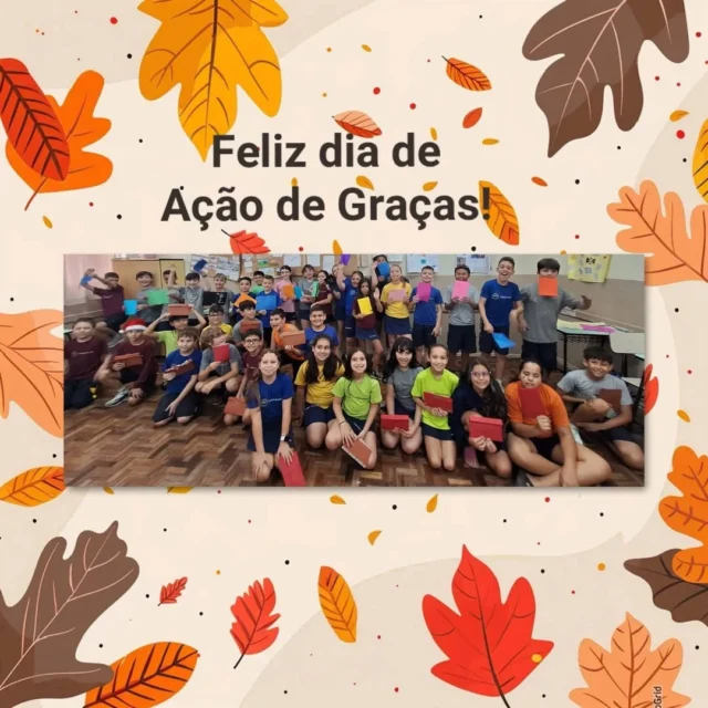 Atividade da turma 142. 27 de Novembro dia de ação de graças! No Brasil, o Dia de Ação de Graças não é feriado e sua comemoração é, geralmente, restrita às escolas de língua inglesa, às empresas de origem americana e às famílias que seguem a religião protestante.Ainda assim, mesmo que por aqui a comemoração não seja muito usual, a data foi regulamentada no calendário nacional em 1949, pelo então presidente Eurico Gaspar Dutra. Em 1965, o presidente Castello Branco definiu que a celebração seria feita no mesmo dia que nos Estados Unidos, na quarta quinta-feira do mês de novembro. Trabalhamos em sala de aula as coisas que vivemos e as coisas não tão boas, e os alunos concluíram que em todas as situações devemos “DAR GRAÇA!” Especialmente, porque através das grandes provações que virão as maiores vitórias. Para finalizar nossa atividade, entregamos para a equipe Pedagógica da escola e para todas as turmas, além de uma troca especial entre as turmas dos 4° anos, um cartão de FELIZ DIA DE AÇÃO DE GRAÇAS!